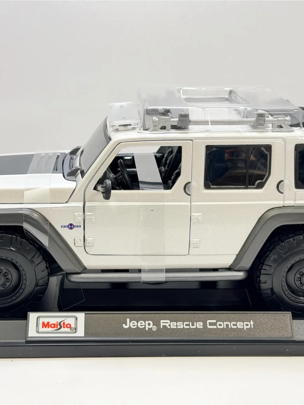 Maisto White Jeep Rescue Concept Die-Cast Toy Vehicle